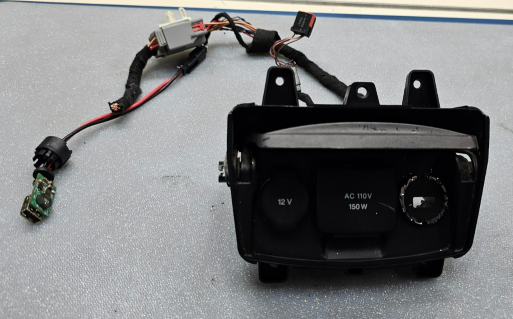 🔥 13-18 LINCOLN MKT REAR POWER OUTLET BLACK OEM