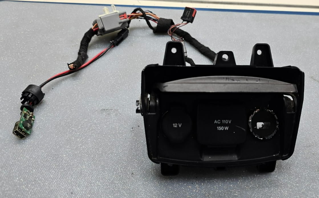 🔥 13-18 LINCOLN MKT REAR POWER OUTLET BLACK OEM