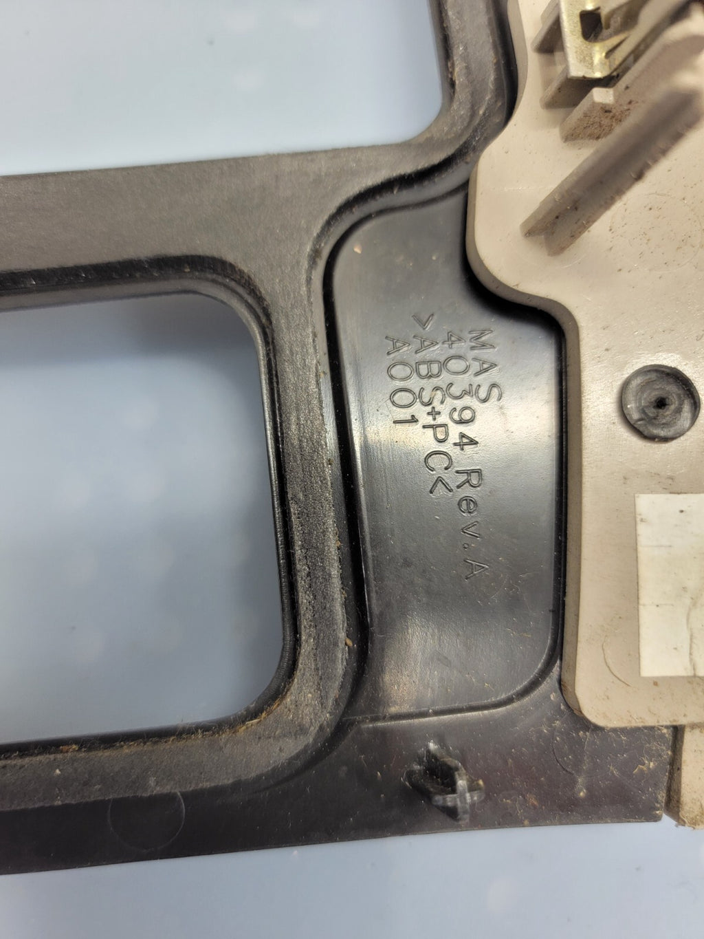 02-06 Cadillac Escalade Radio Dash Trim Bezel with Clock 15072628 gray/woodgrain