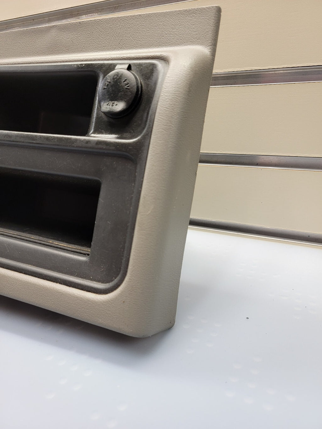 🔥03-06 CHEVY SILVERADO TAHOE GMC SIERRA CENTER CONSOLE STORAGE CUBBY TAN