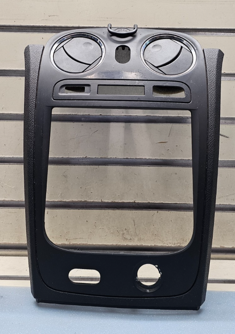 🔥2006-2011 Chevrolet HHR Center Dash Radio Trim w Vents B37 grey