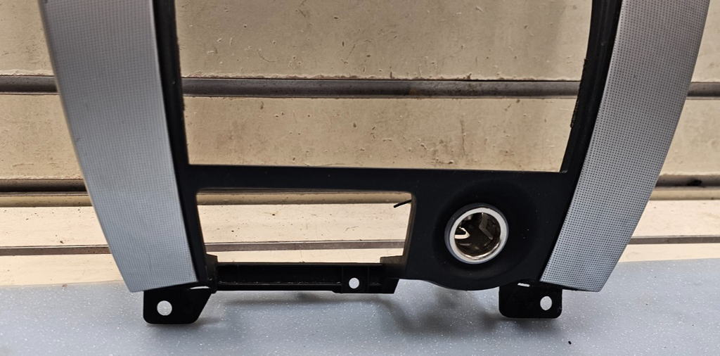 05-09 Tucson Dash Front Radio Audio Stereo Climate Trim Panel Bezel Silver/Black