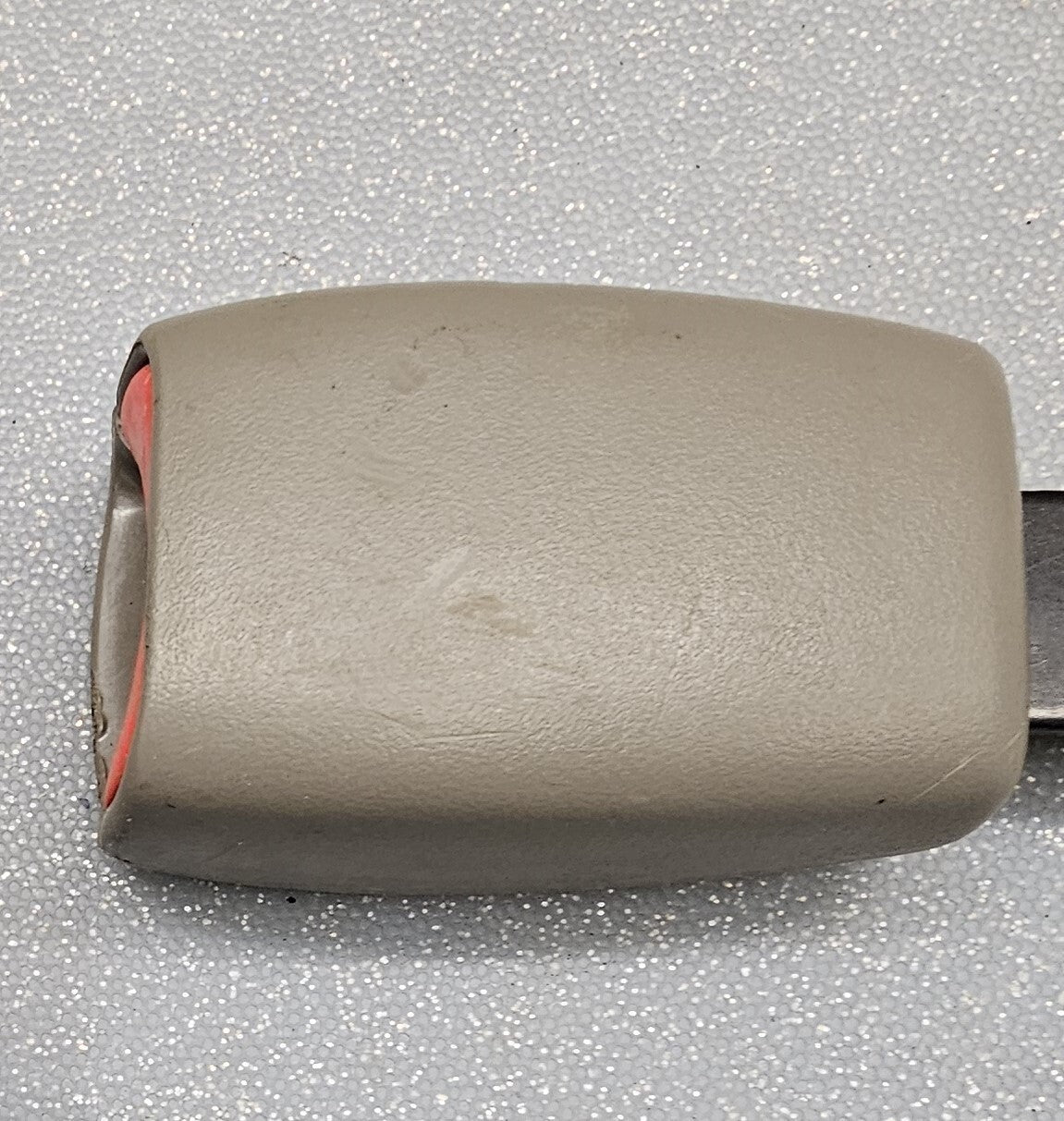 🔥03-06 Escalade Chevy Tahoe Yukon 2nd Second Row Seat Belt Buckle Neutral OEM