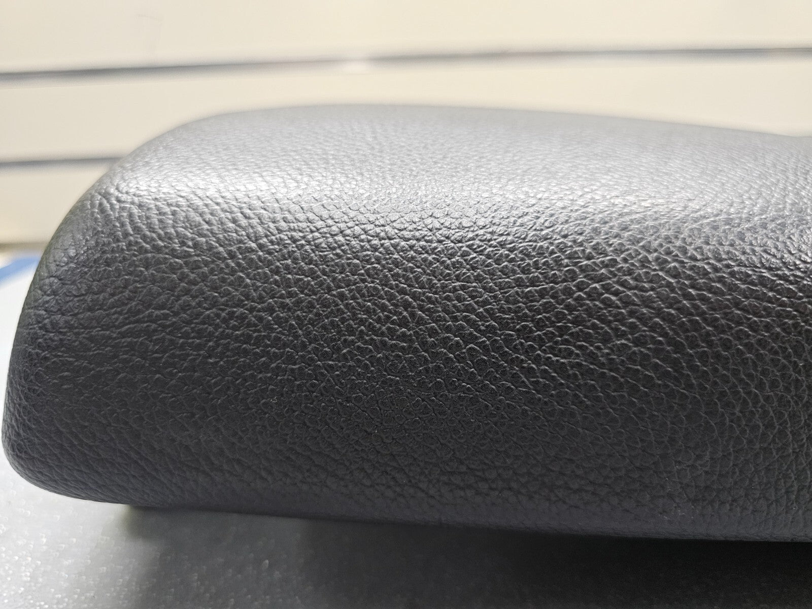 🔥10-13 Kia Sorento Console Lid Cover Leather Top Pad Armrest Assembly Black OEM