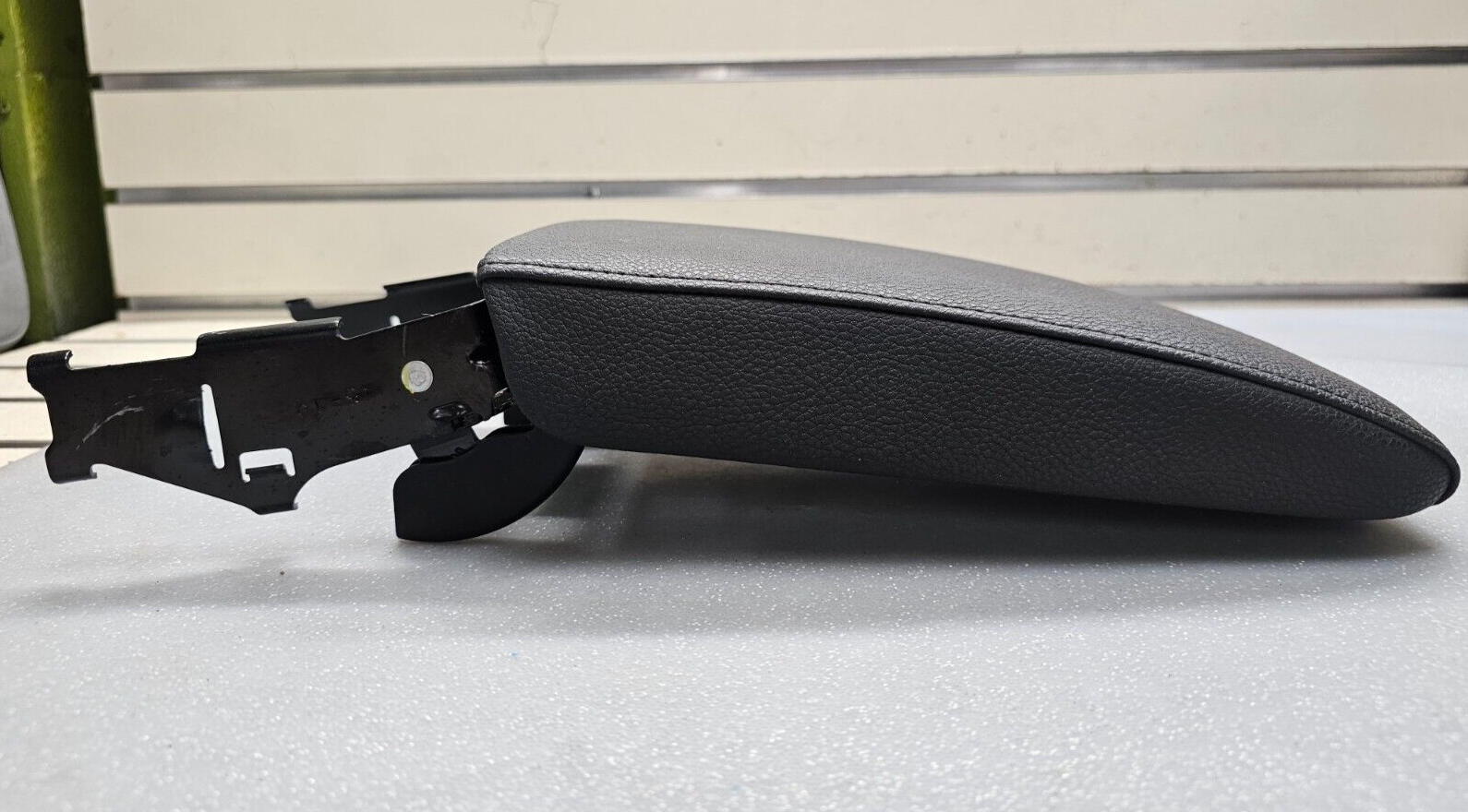 🔥11-12 Volkswagen Jetta Wagon Center Console Leather Armrest Lid Storage Black