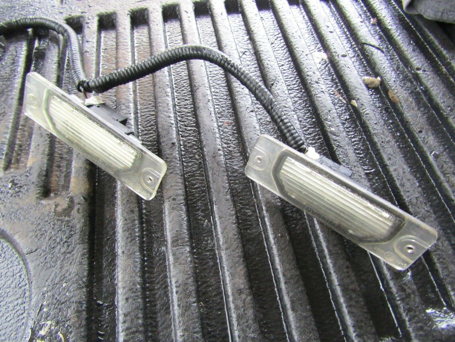 2000-2003 Nissan Maxima 3.5L Lens-License plate Lamp lights Assembly w/pigtails
