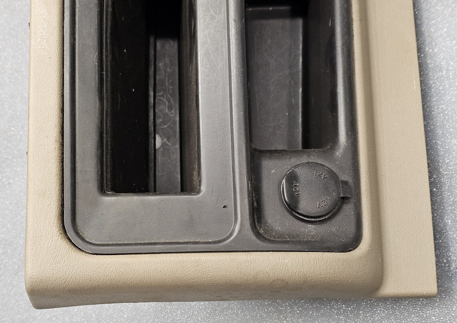 🔥03-06 CHEVY SILVERADO TAHOE GMC SIERRA CENTER CONSOLE STORAGE CUBBY TRAY TAN