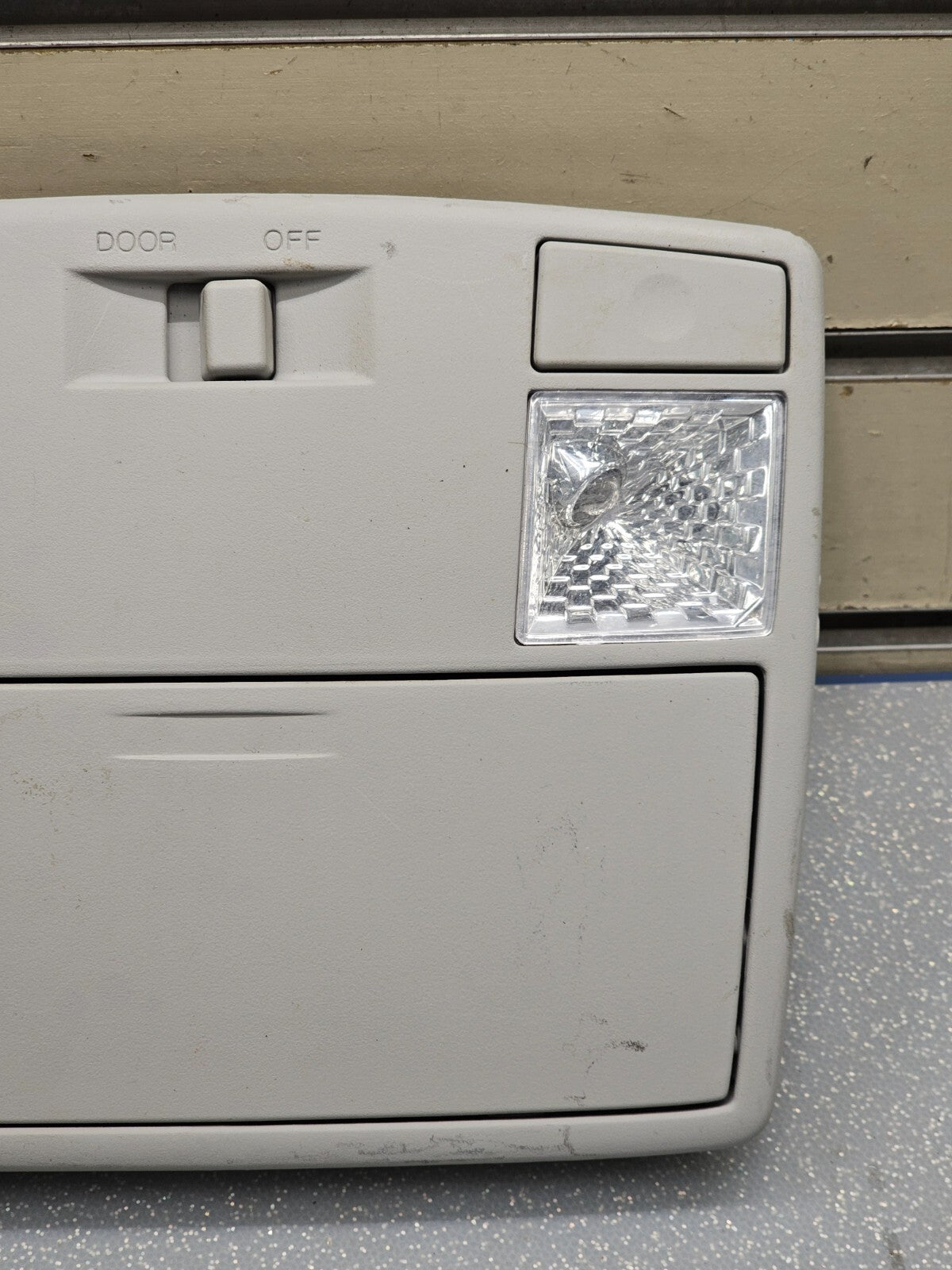 03-08 MAZDA 6 RX8 OVERHEAD ROOF CONSOLE MAP DOME LIGHT STORAGE ASSEMBLY LT GRAY