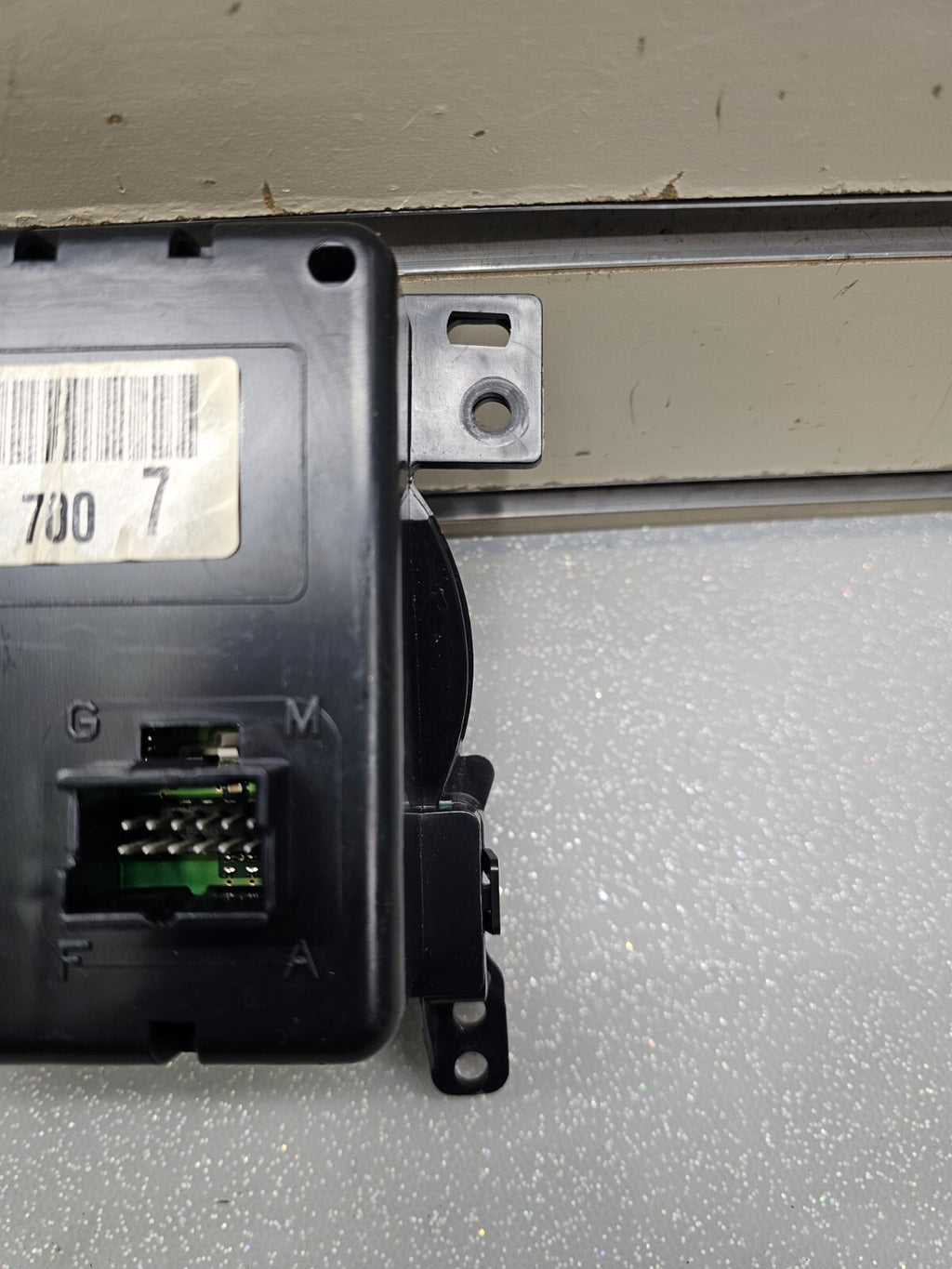 04-08PONTIAC GRAND PRIX3 Button Info Display Screen Center Dash BezelSwitch SW54