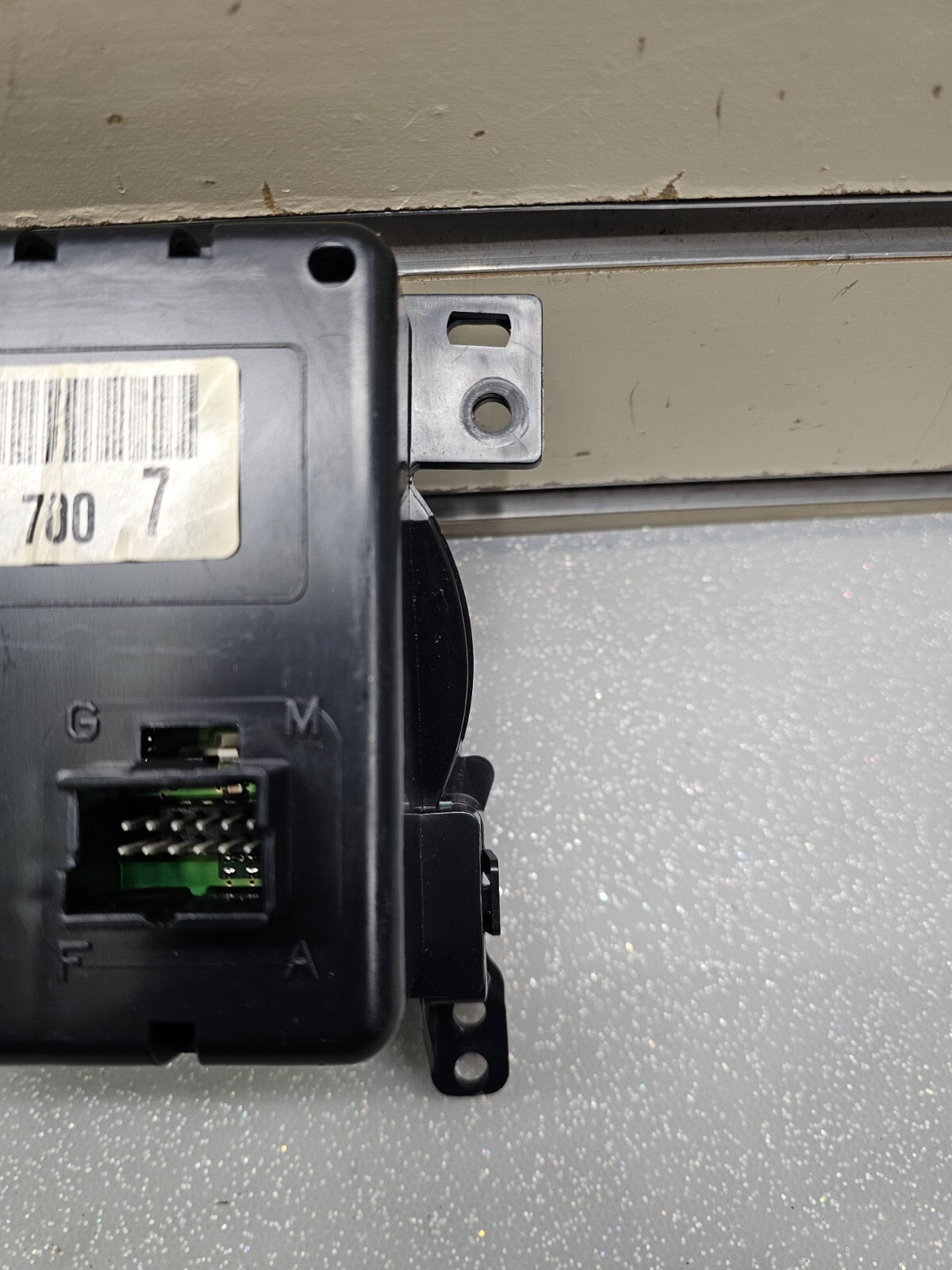 04-08PONTIAC GRAND PRIX3 Button Info Display Screen Center Dash BezelSwitch SW54