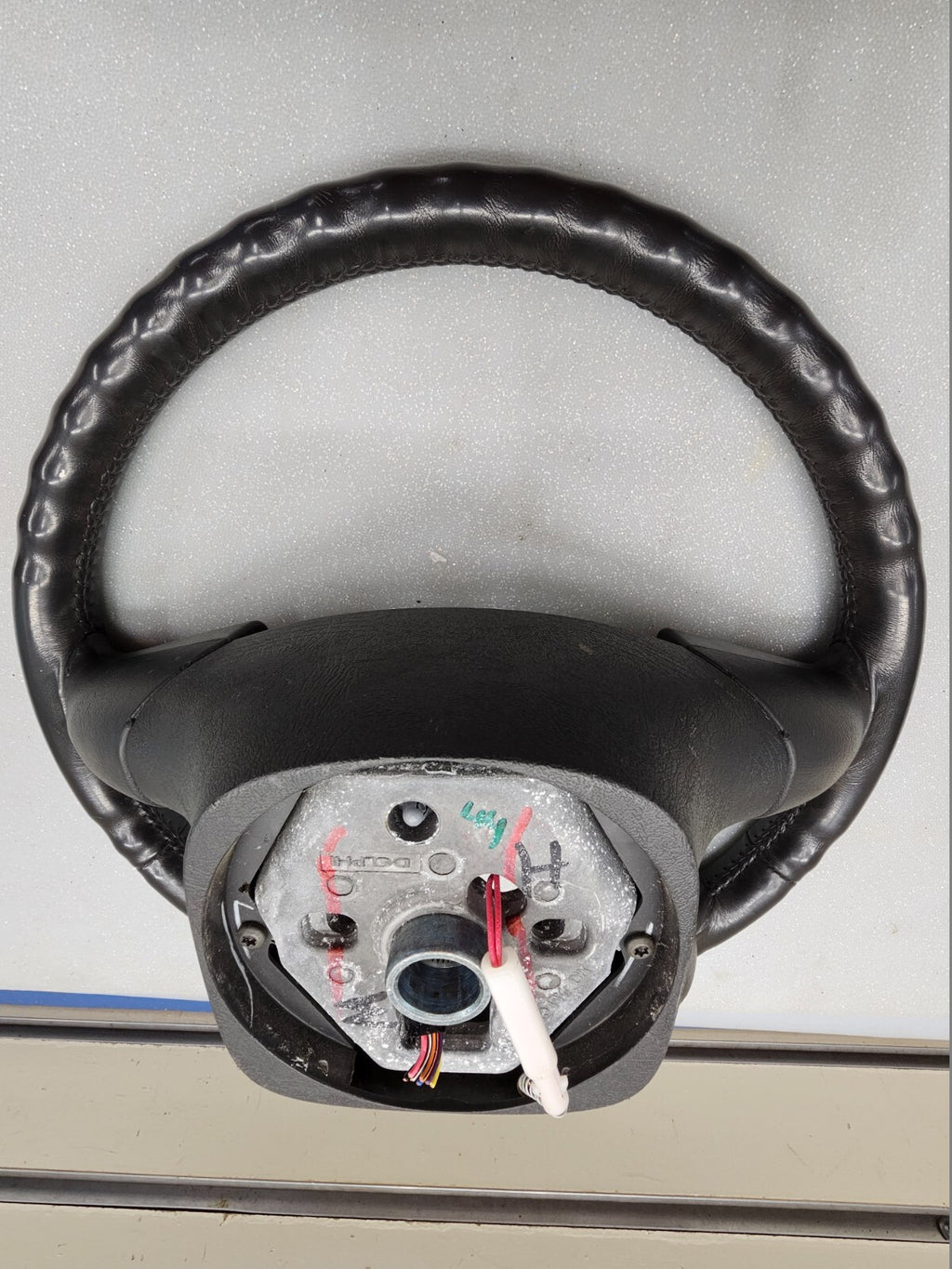 02-09 Trailblazer Envoy03-06 SILVERADO SIERRA YUKON STEERING WHEEL LEATHER BLACK
