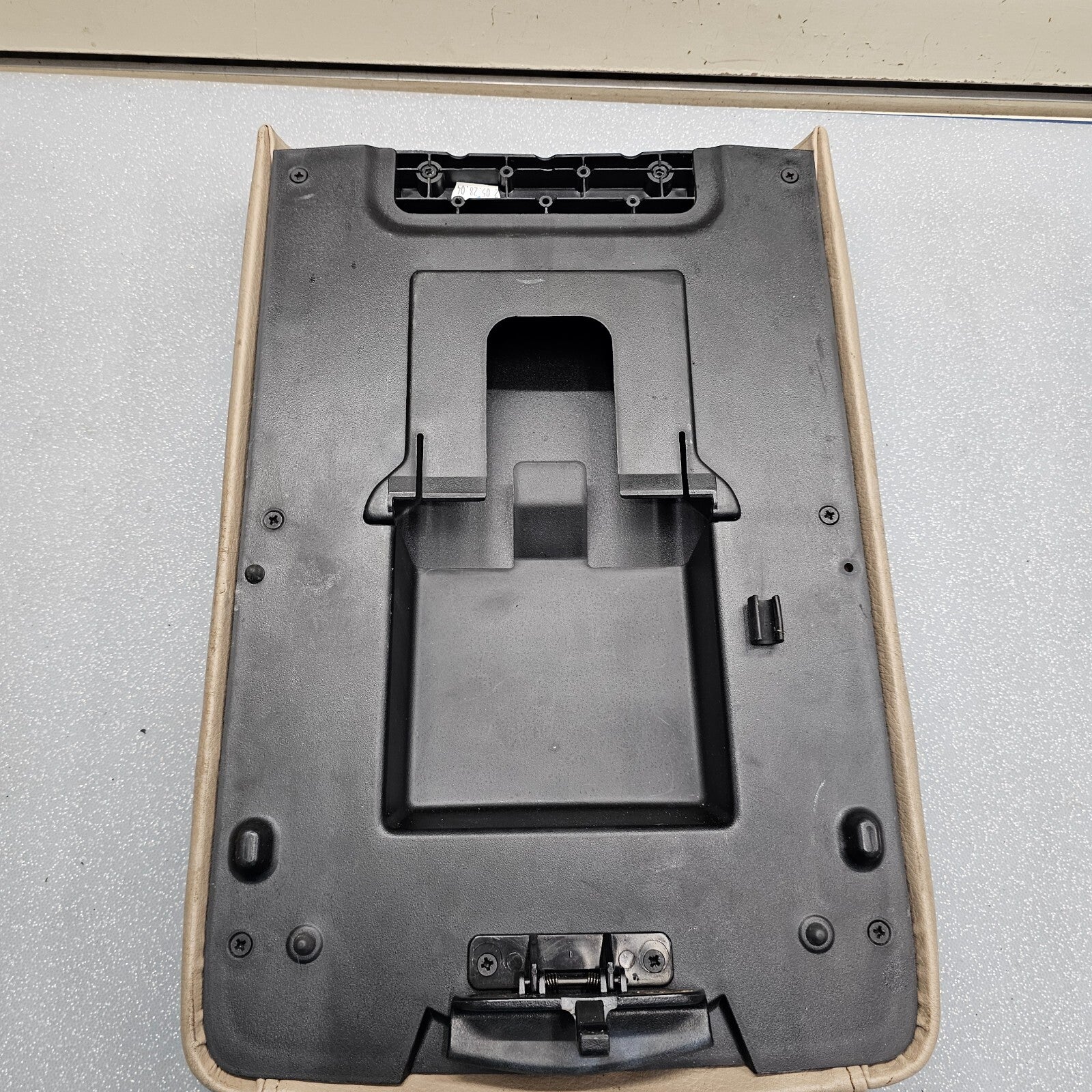 03-06 EXPEDITION Center Console Arm Rest Storage Cover Top Pad Lid Assembly Tan