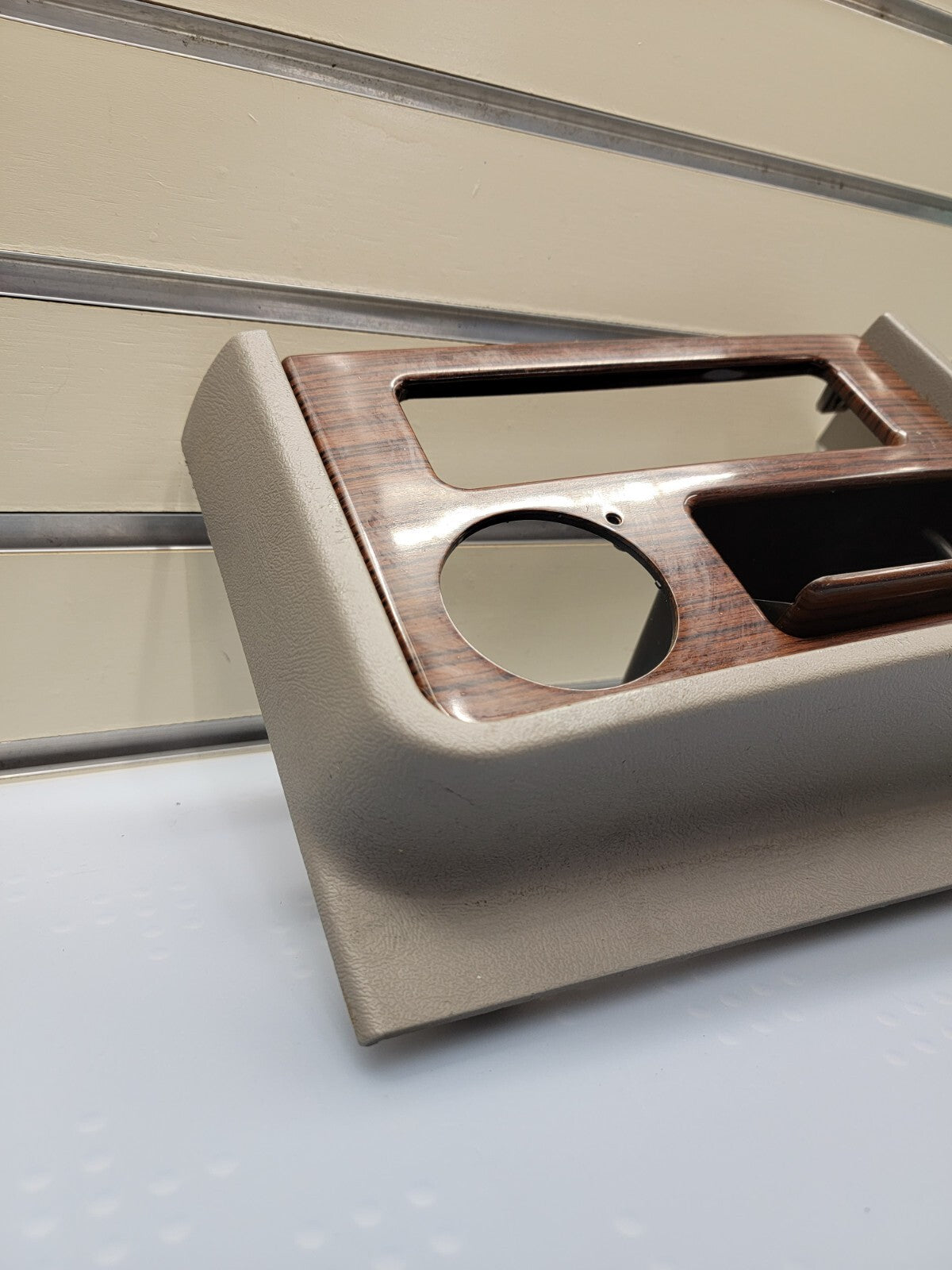 02-06 Cadillac Escalade Radio Dash Trim Bezel with Clock 15072628 gray/woodgrain