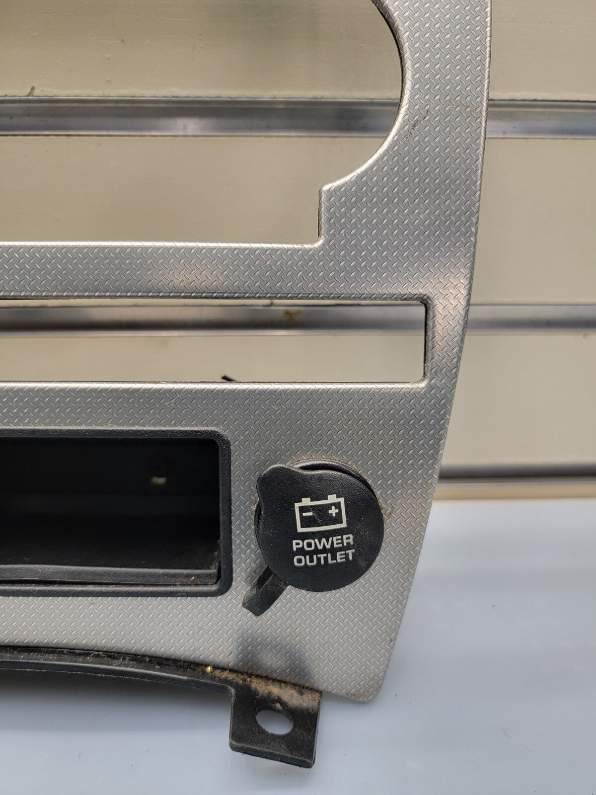 🔥2005-2006 JEEP GRAND CHEROKEE DASH PANEL RADIO SURROUND TRIM BEZEL OEM B70
