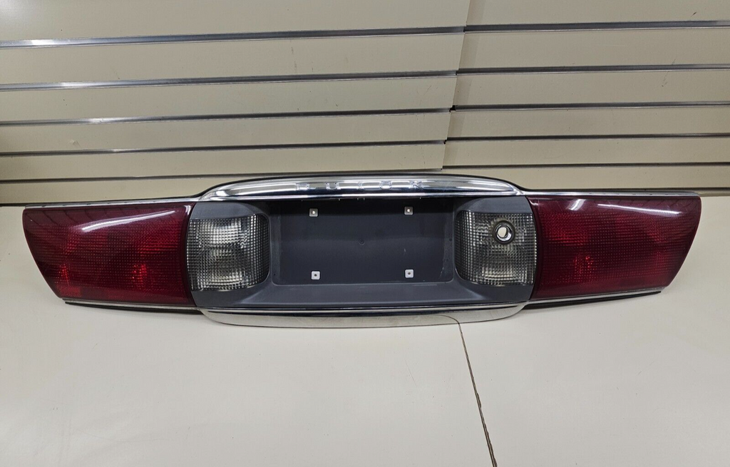 00-05 Buick LESABRE Trunk Rear Center Tail Light Brake Light Lamp Panel Assembly