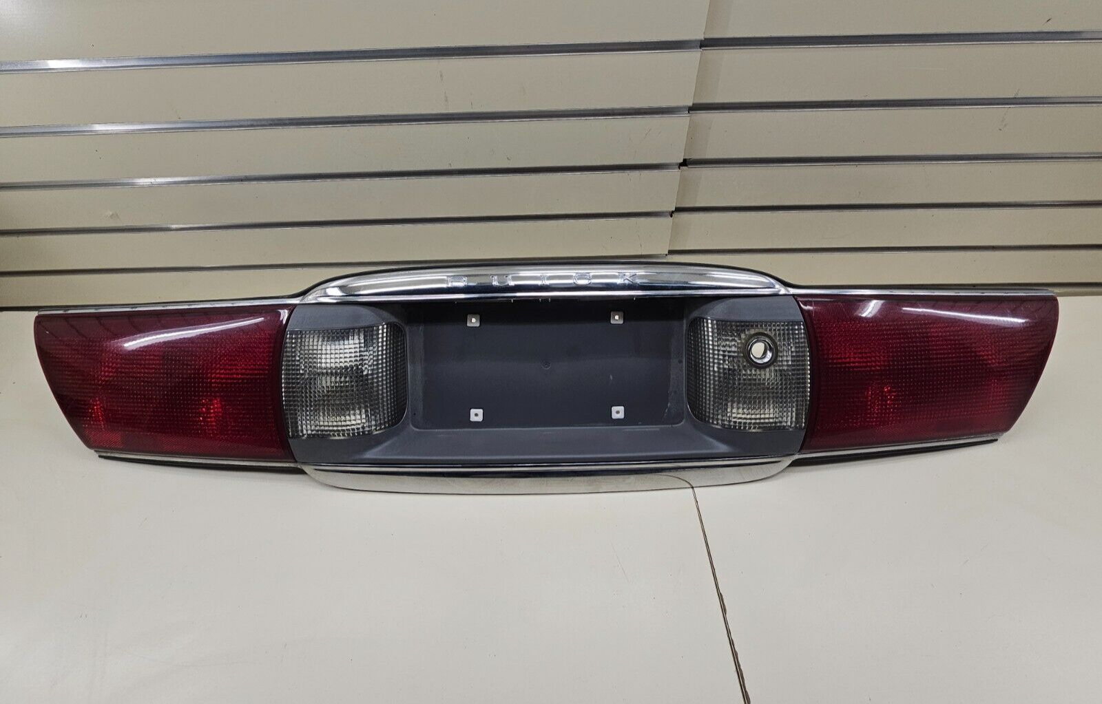 00-05 Buick LESABRE Trunk Rear Center Tail Light Brake Light Lamp Panel Assembly