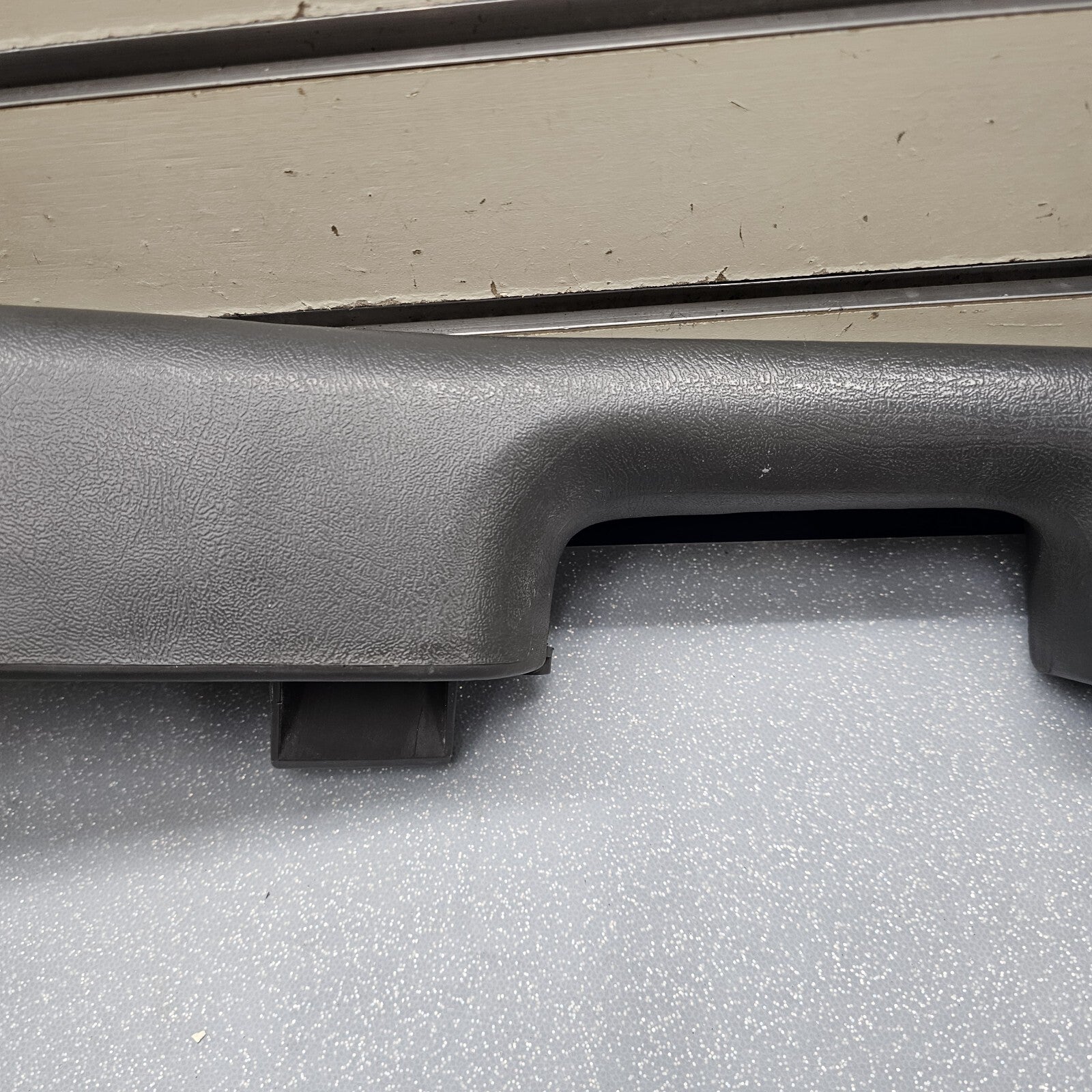 99-06 Chevy GMC Silverado TAHOE Door Panel ARMREST Front RIGHT Handle DK GREY H3