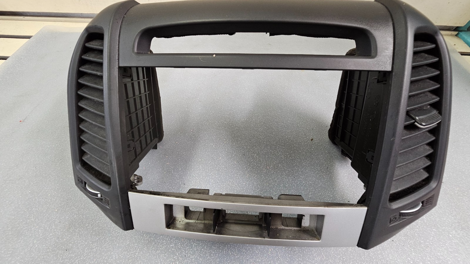 🔥10-12 Hyundai Santa Fe Dash Radio Surround Bezel Climate Trim Panel  Gray