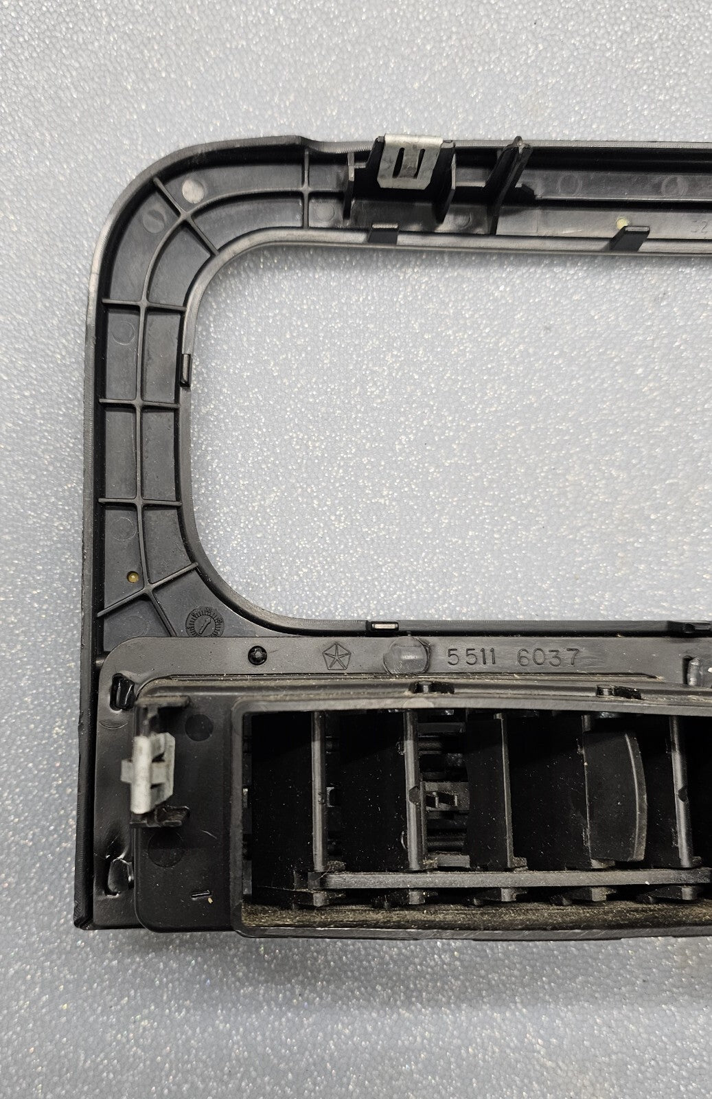 99-04 Jeep GRAND CHEROKEE Dash Center RADIO Bezel A/C Air Vent Trim SILVER B67