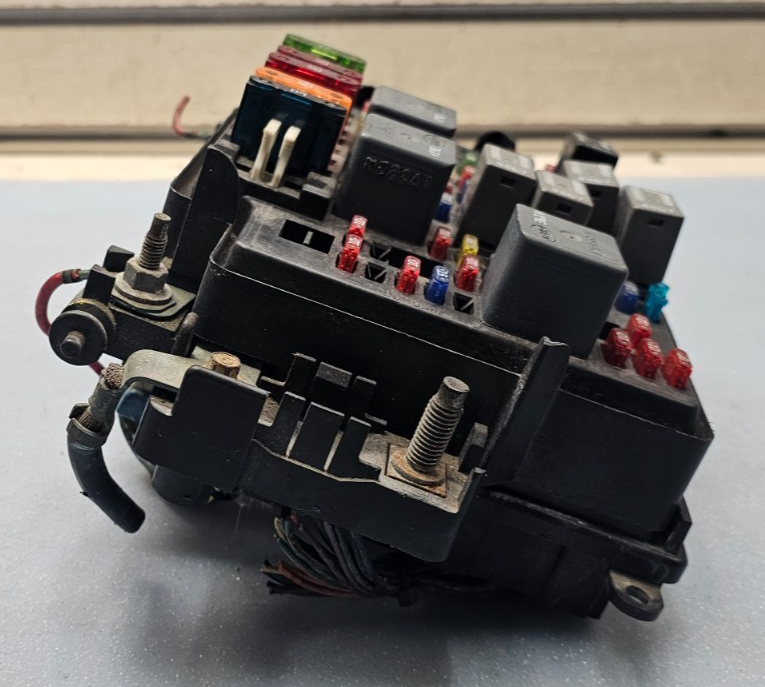 🔥99-02 Silverado Sierra Fuse Box Relay Junction Engine Integrated Power Module