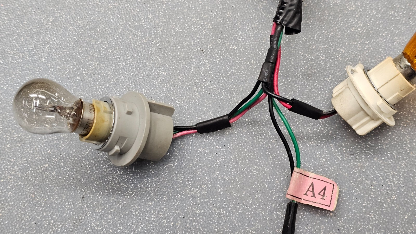 🔥2006 - 2008 HYUNDAI SONATA TAIL LIGHT BULB SOCKET HARNESS K1888