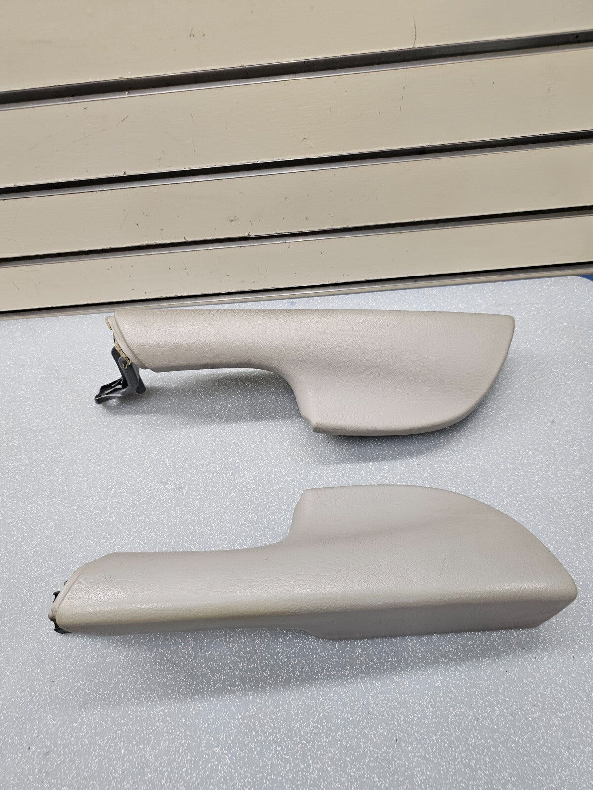 02-09 TRAILBLAZER Door Panel ARMREST Pull Handle LEFT/RIGHT Set 2 Light GRAY H4