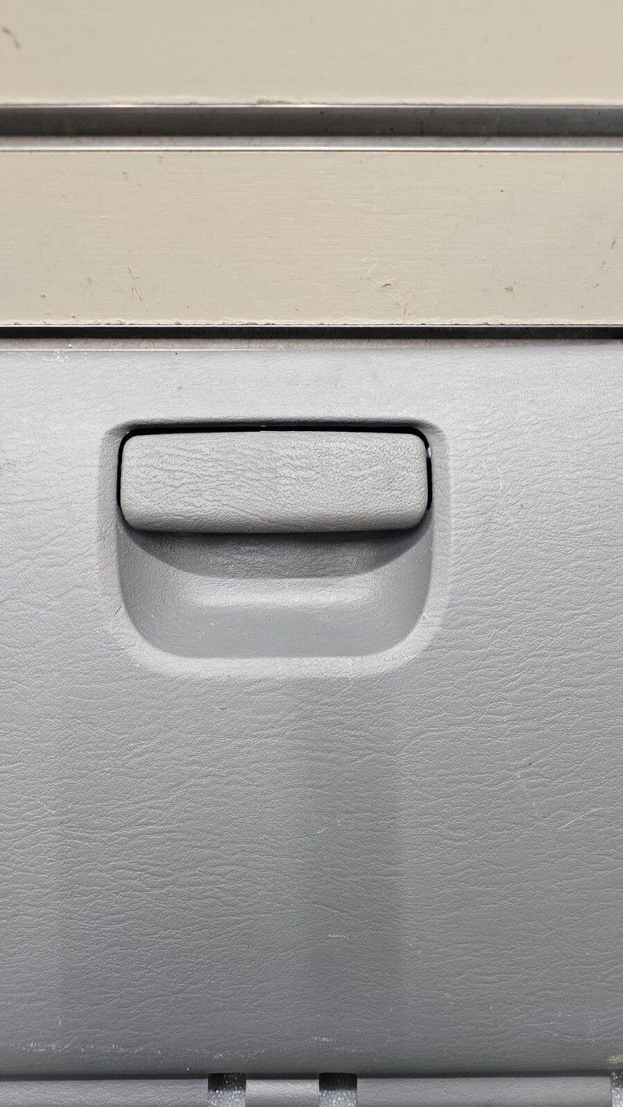 🔥01-07 CARAVAN TOWN COUNTRY VOYAGER DASH GLOVE BOX COMPARTMENT ASSEMBLY GRAY