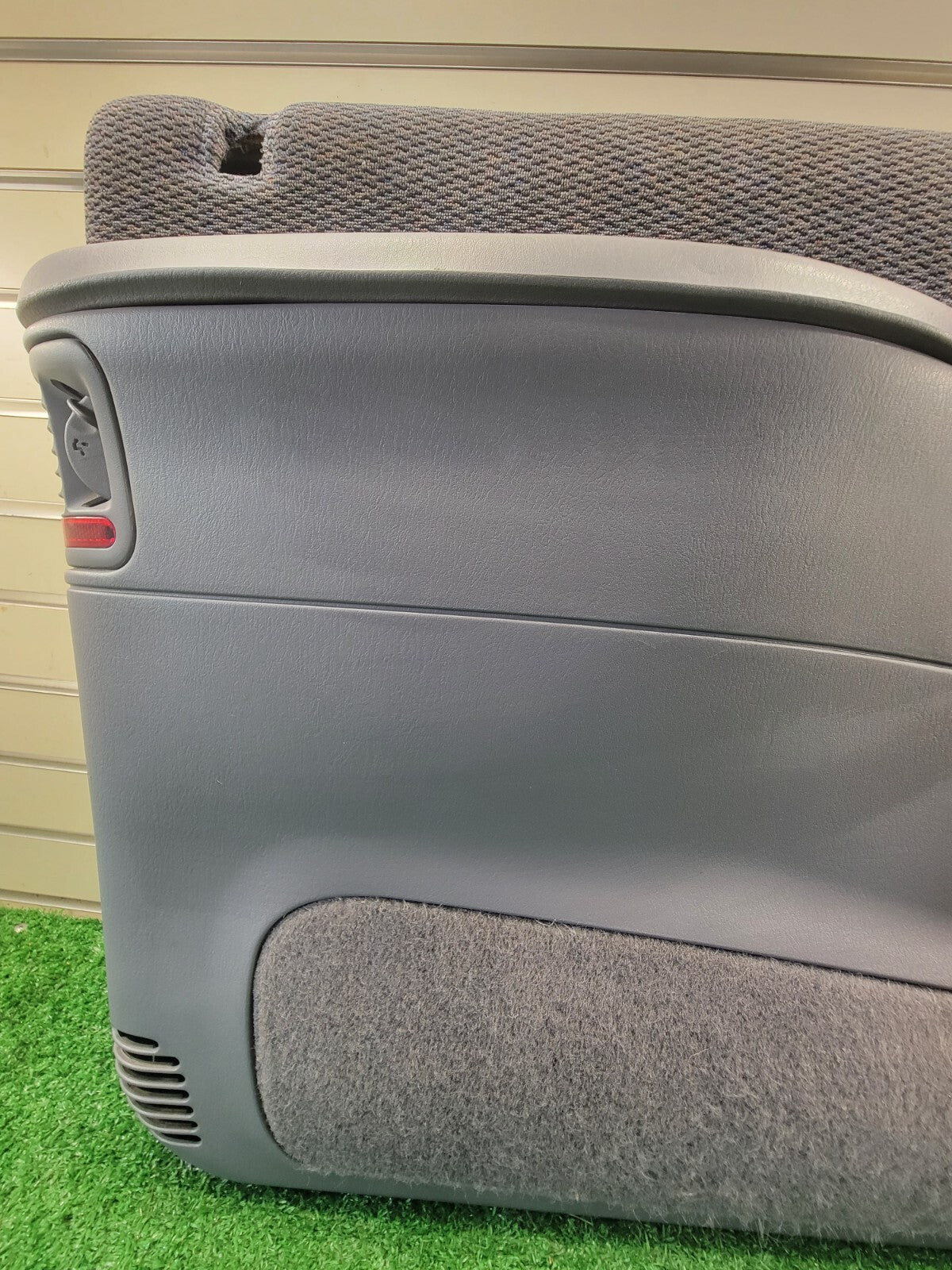🔥96 - 00 CARAVAN VOYAGER TOWN & COUNTRY LEFT FRONT DOOR PANEL GRAY