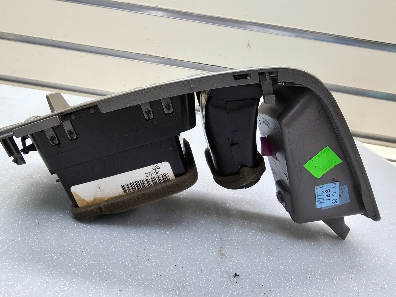 05-15 NISSAN TITAN ARMADA QX56 DASH FRONT CENTER LEFT AIR VENT HEATER TRIM GRAY