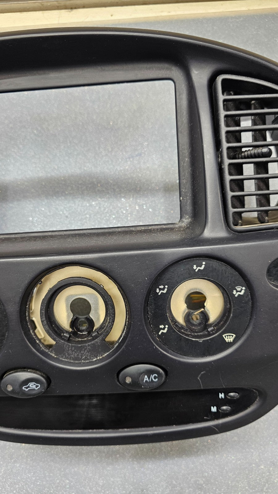 🔥00-06 Tundra Dash Center AM FM Radio Audio Stereo Display Climate Bezel Black