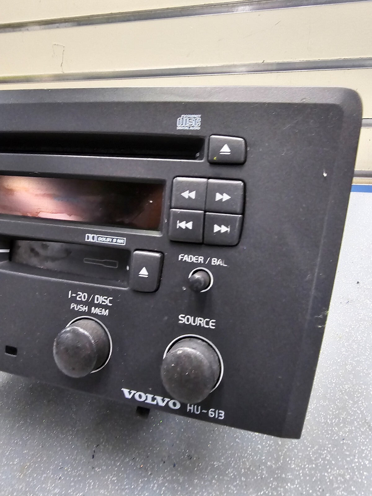 01-05 VOLVO S60 DASH AM FM RADIO RECEIVER AUDIO HEAD UNIT CASETTE CD PLAYER OEM