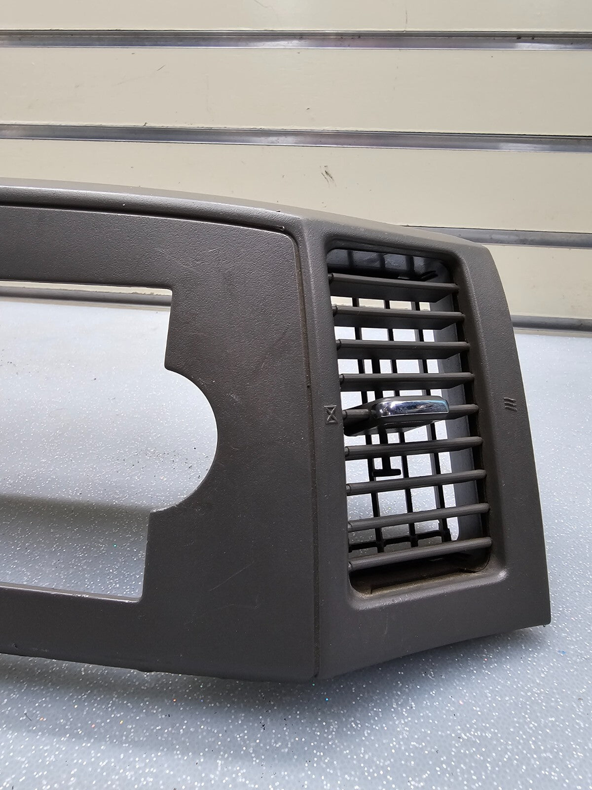 05-07 Jeep Grand Cherokee Center Radio Dash Bezel Trim Panel Surround KHAKI B30
