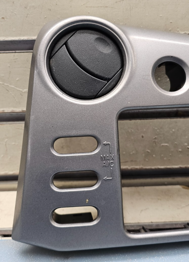 🔥2003-2008 Toyota MATRIX / Pontiac VIBE Center Dash Radio Bezel Trim Silver B26