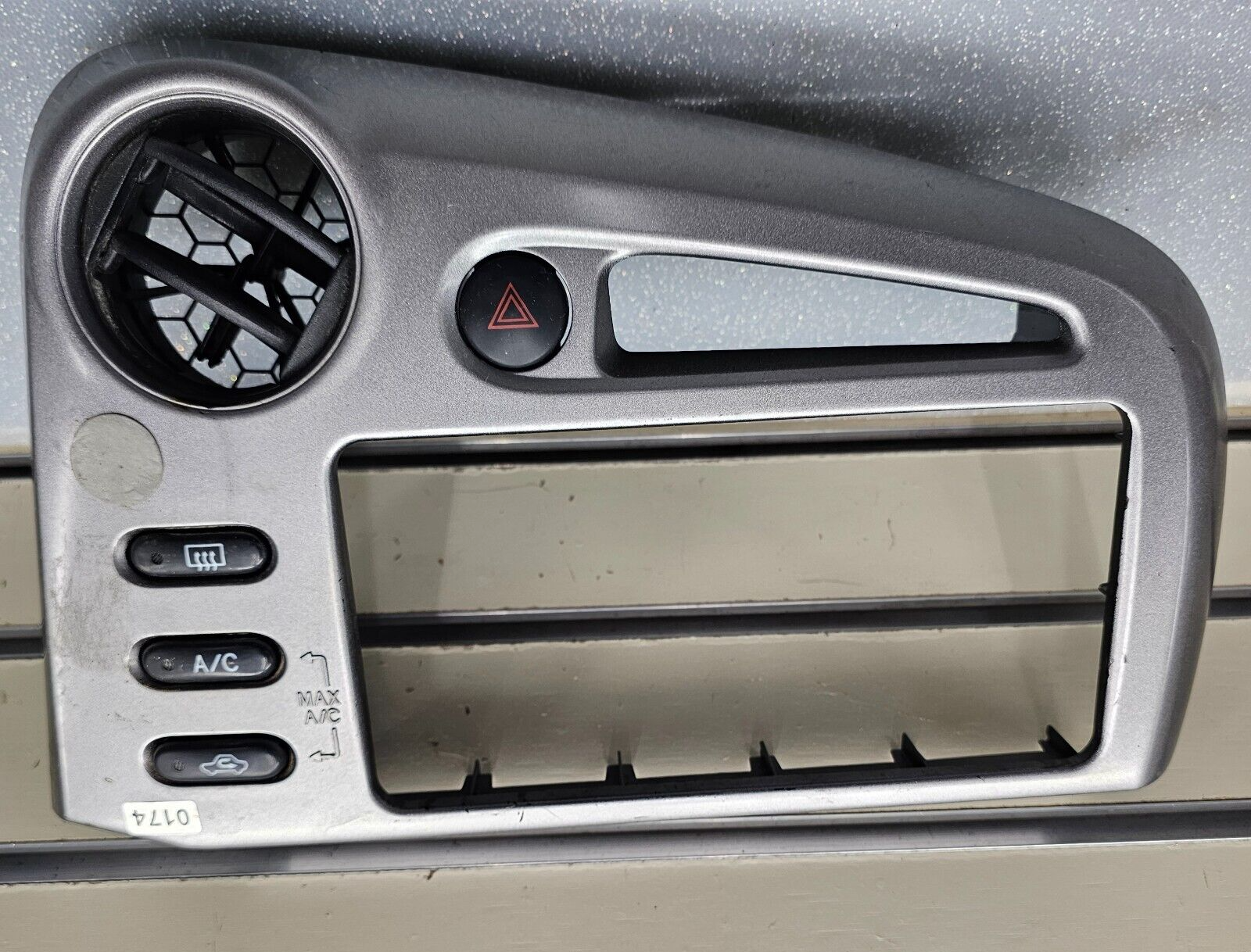 🔥03-08 Toyota MATRIX Pontiac VIBE Center Dash Radio Bezel Trim Panel SILVER B26