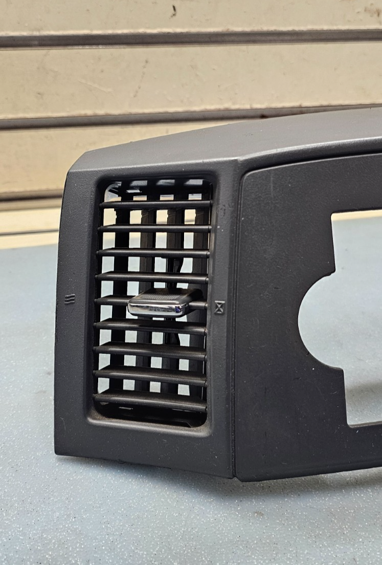 🔥2005-2007 Jeep Grand Cherokee Dash RADIO TRIM BEZEL W VENTS Gray B30