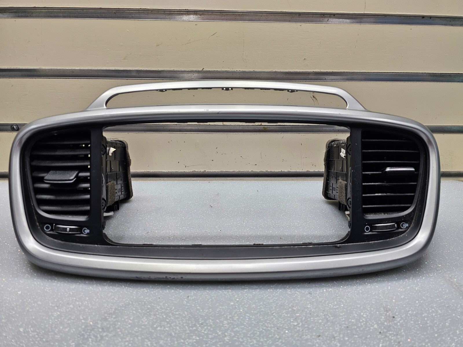 🔥16-18 KIA SORENTO CENTER DASH RADIO SURROUND BEZEL TRIM PANEL Assembly Silver