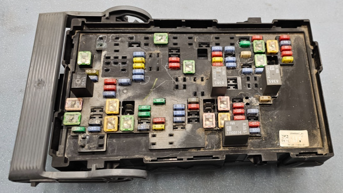 07-09 Suburban Yukon Engine Fuse Box Relay Body Control Module Integrated Power