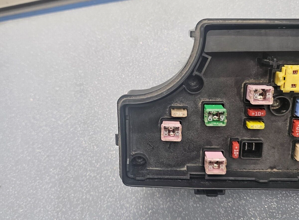 06-10 CHRYSLER PT CRUISER TIPM FUSE BOX RELAY CONTROL POWER MODULE HARD TOP BCM