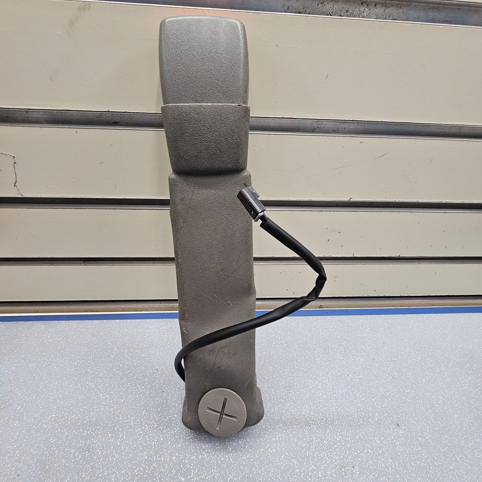 🔥01-07 Chevrolet Express GMC Savanna Seat Belt Buckle Front Right Passenger OEM
