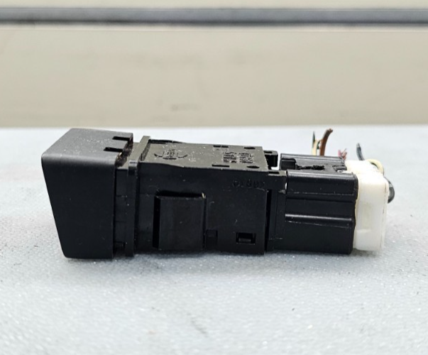 04-15 Armada Titan Hazard Emergency Warning Light Button Control Switch Assembly