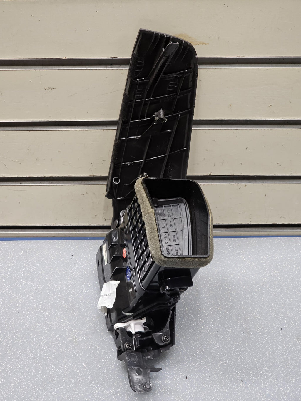 08-09 KIA SORENTO CENTRE DASH LEFT DRIVER AIR VENT HEATER CONDITIONING BLACK OEM