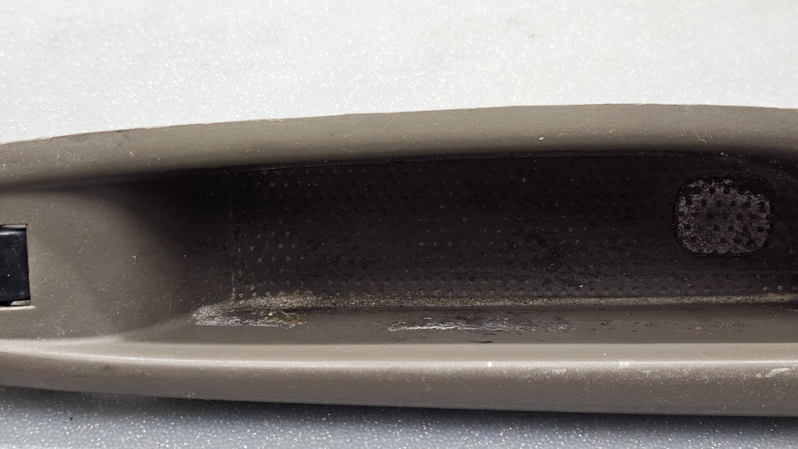 00-06 Mazda MPV Front Right Passenger Door Window Control Switch Bezel Trim Tan