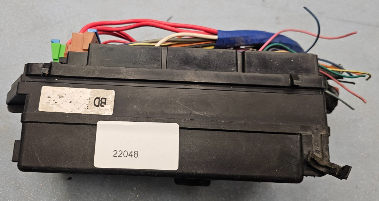 99-04 CENTURY REGAL FUSE BOX ENGINE 3.1L Accessory Wiring JUNCTION MODULE Block