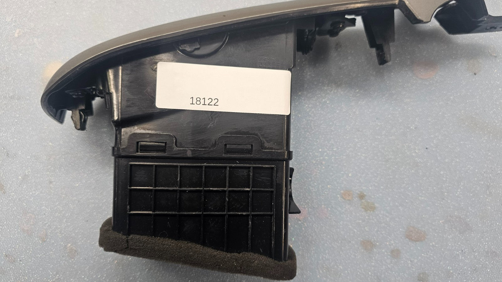 06-12 Kia Sedona Carnival Front Left Passenger Dash AC Air Vent Assembly Silver