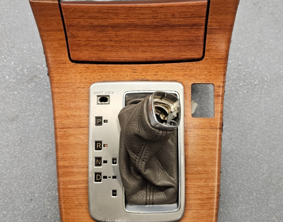 🔥05-06 Infiniti G35 Center Console Shifter Indicator Trim Woodgrain