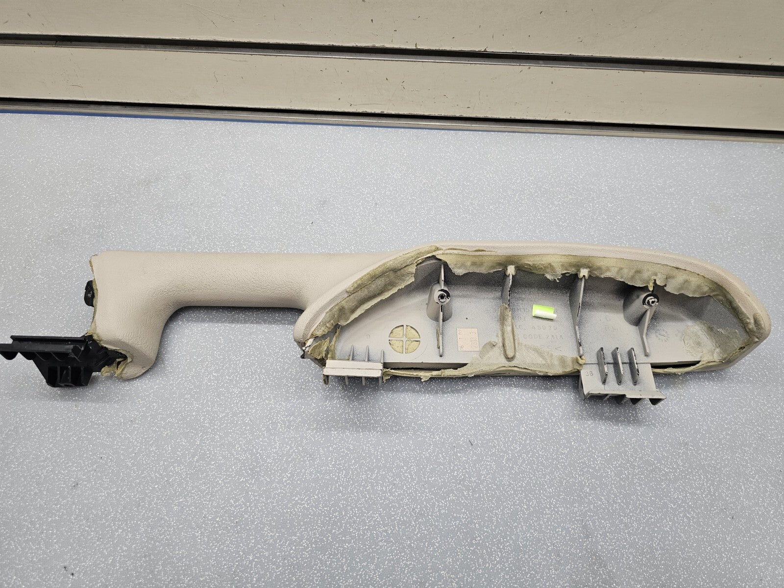 99-02 Chevrolet GMC Silverado Tahoe Front Right Door Armrest Handle Light Tan H1