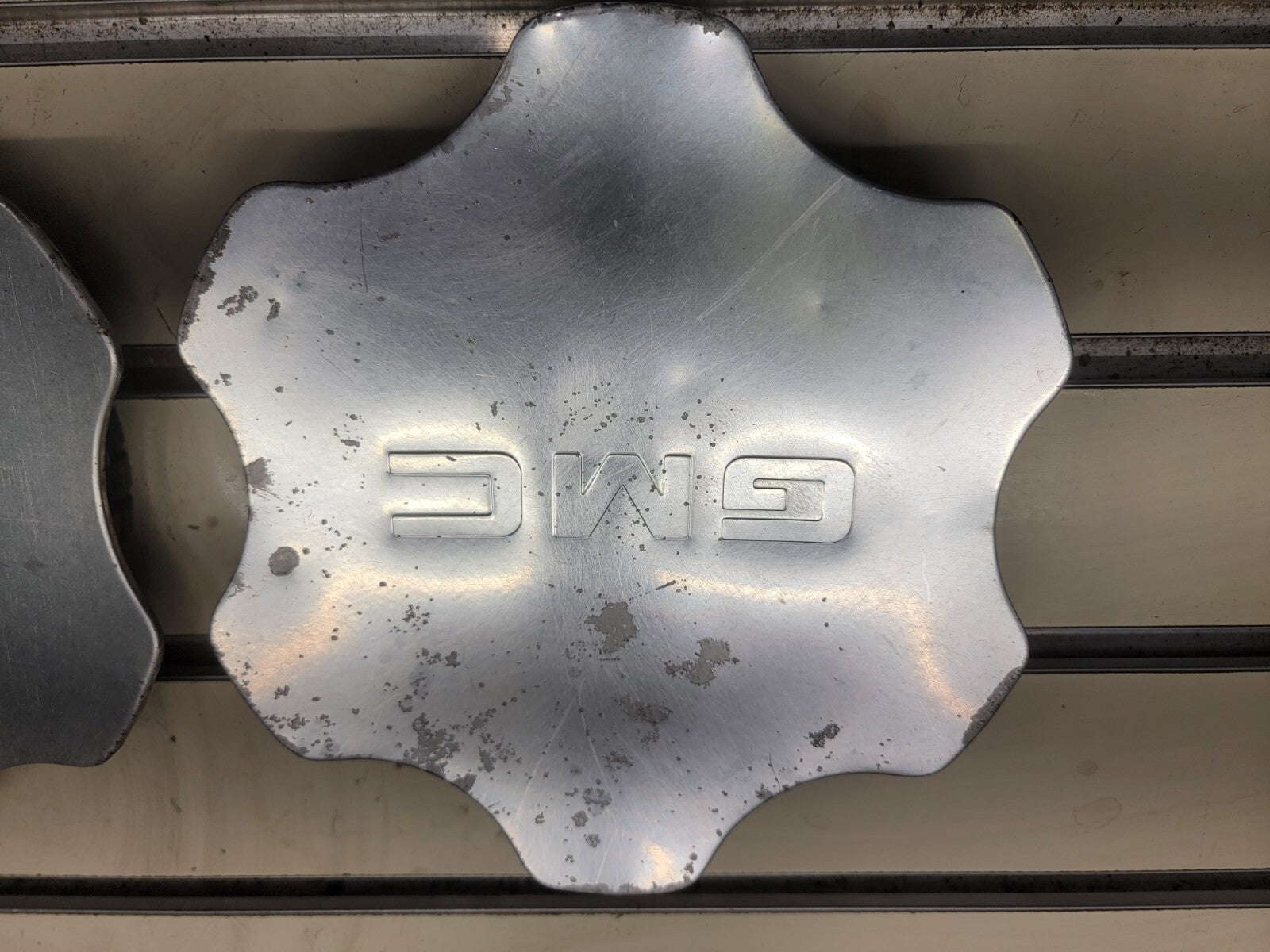 🔥01- 06 GMC Sierra Yukon Denali 1500 wheel Center Hub Cap OEM