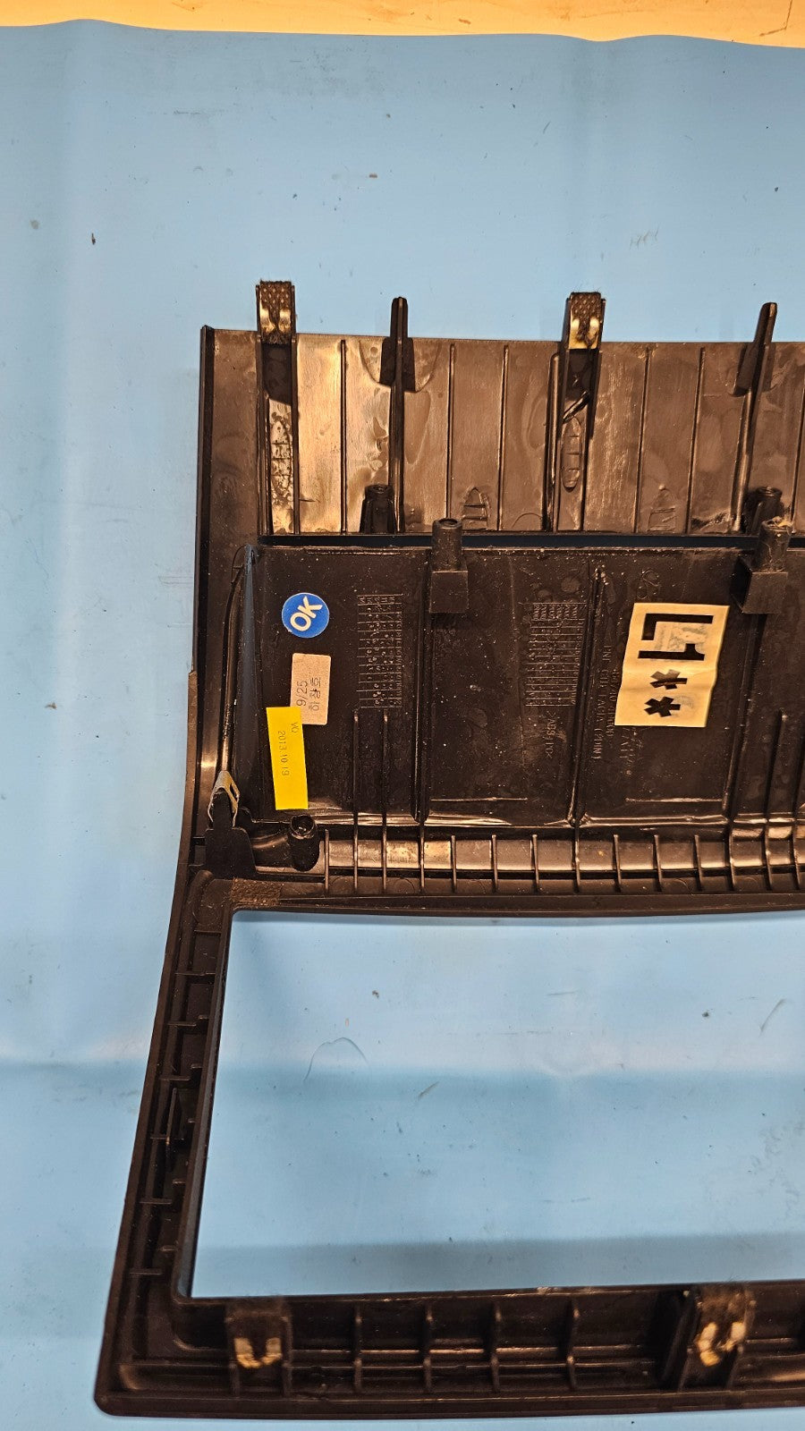 06-14 Kia Sedona Center Dash Radio Bezel Trim Panel Digital Clock Molding Black