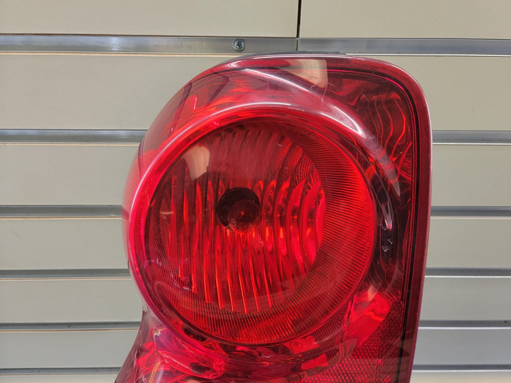🔥2004-2009 Dodge Durango driver Side Lens and Housing Tail Light Lamp