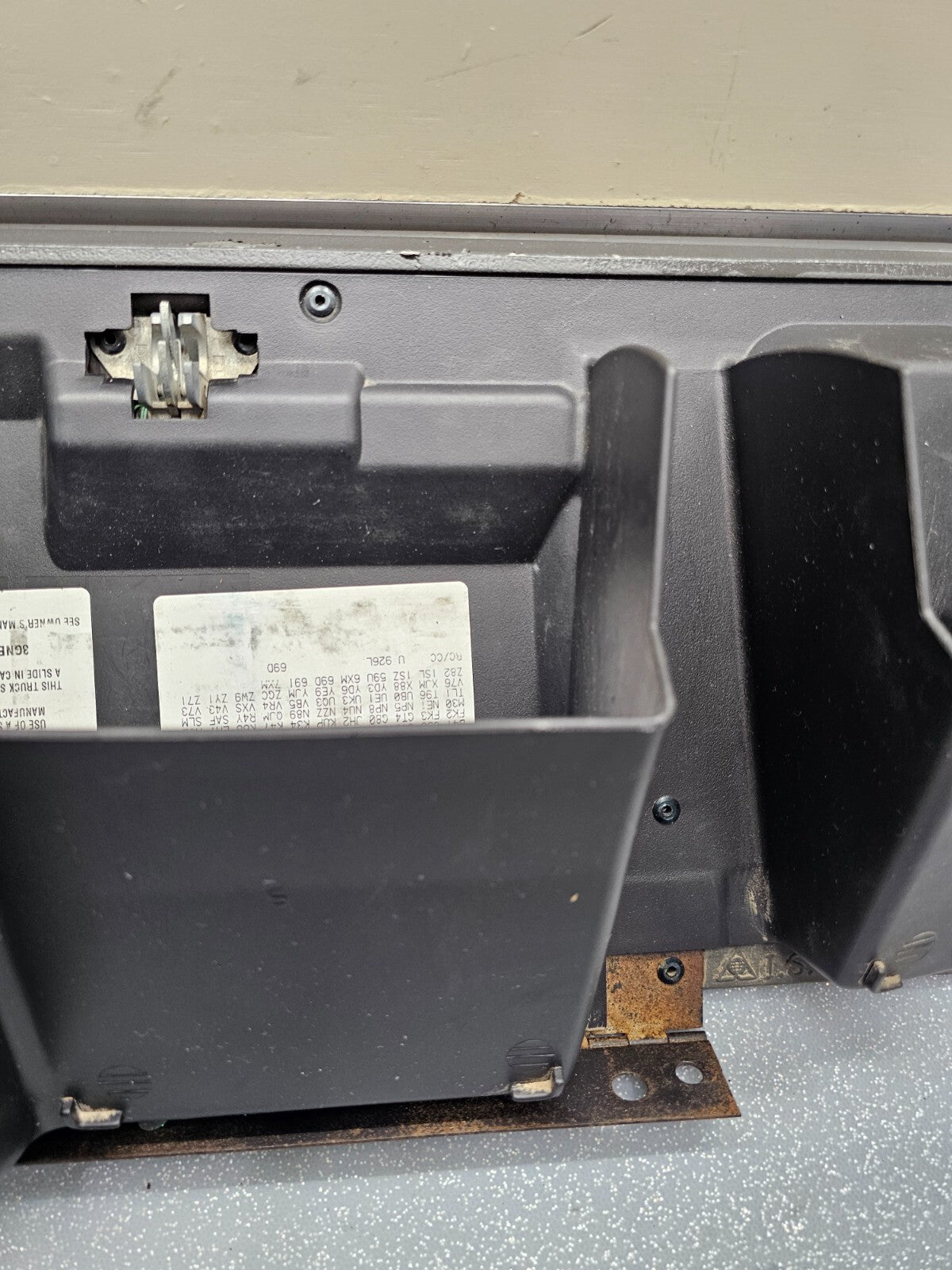 99-06 SILVERADO SIERRA Dash GLOVE BOX Storage Compartment Assembly DARK GRAY G3